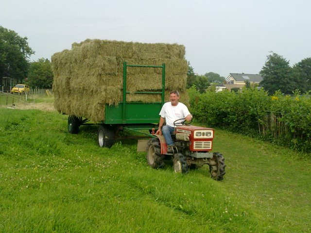 Kijk dat keuterboertje zitten